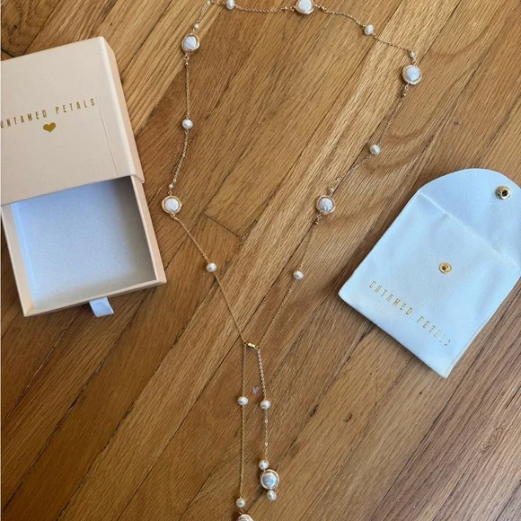 UNTAMED PETALS BY AMANDA JUDGE Pearl Back Necklace - Picture 3 of 4